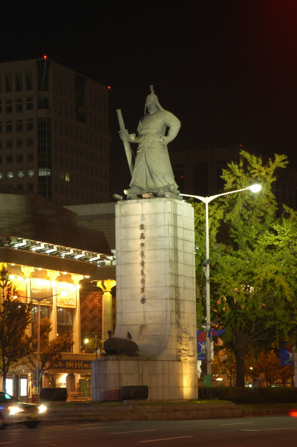 광화문의 충무공 동상